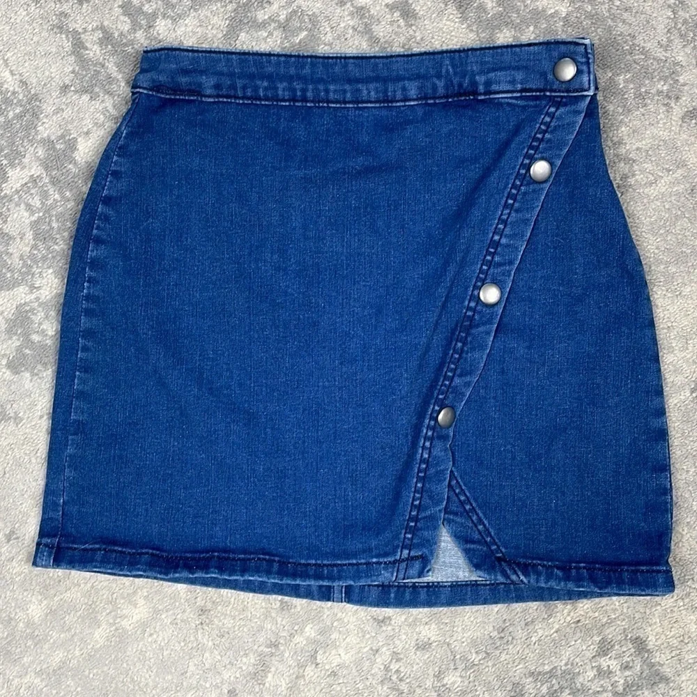 Free People We The Free Notched Denim Mini Skirt Asymmetric Snap Blue Jean Sz 6